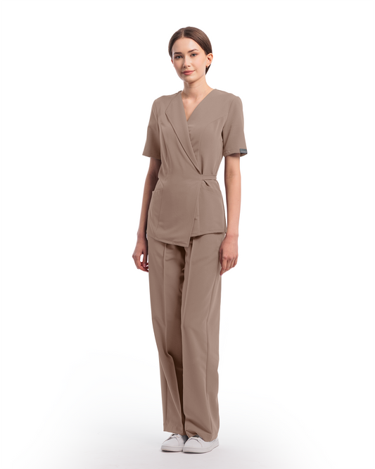 Bluza medicala dama SIENA cappuccino - vedere frontala, tinuta completa cu pantaloni asortati