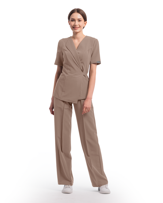 Bluza medicala eleganta SIENA cappuccino - cordon lateral vizibil, vedere din fata