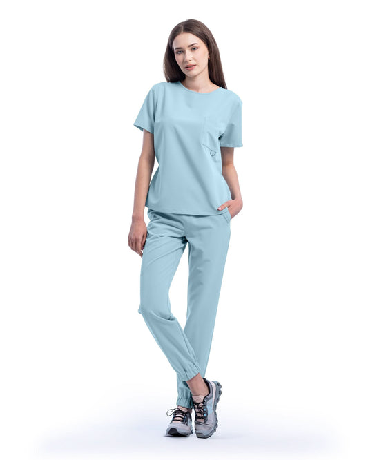 Costum medical dama ACTIVE Blue - silueta frontala, tinuta completa cu mana in buzunar