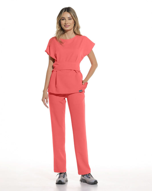 Costum medical style salmon - vedere frontala, set complet bluza si pantalon