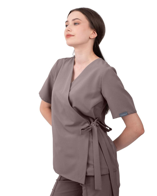 Bluza medicala ANAIS mocha - detaliu guler petrecut si cordon