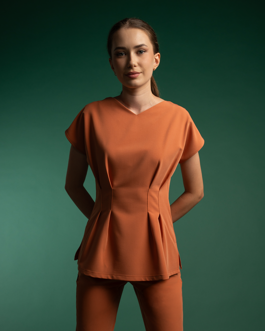 Bluza medicala Anora caramel purtata frontal