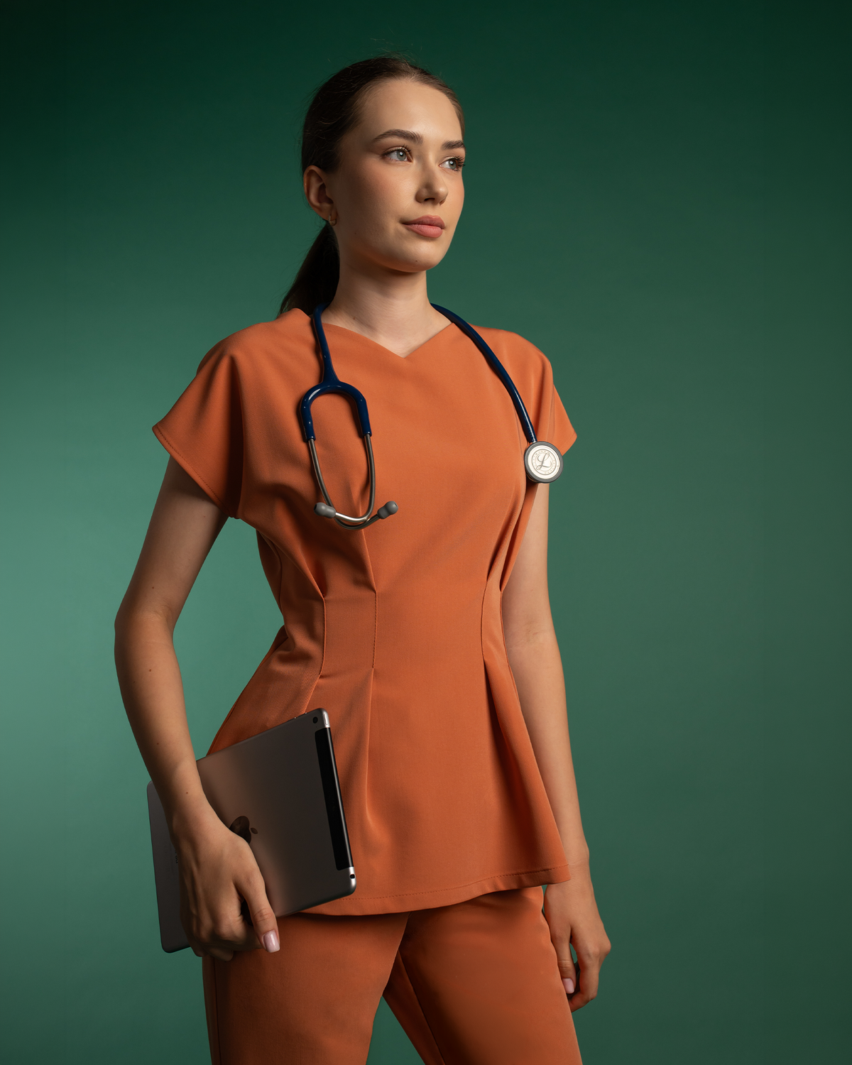 Bluza medicala Anora caramel purtata cu stetoscop si tableta