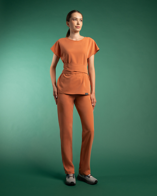 Bluza medicala Celeste caramel purtata cu pantaloni asortati, vedere frontala