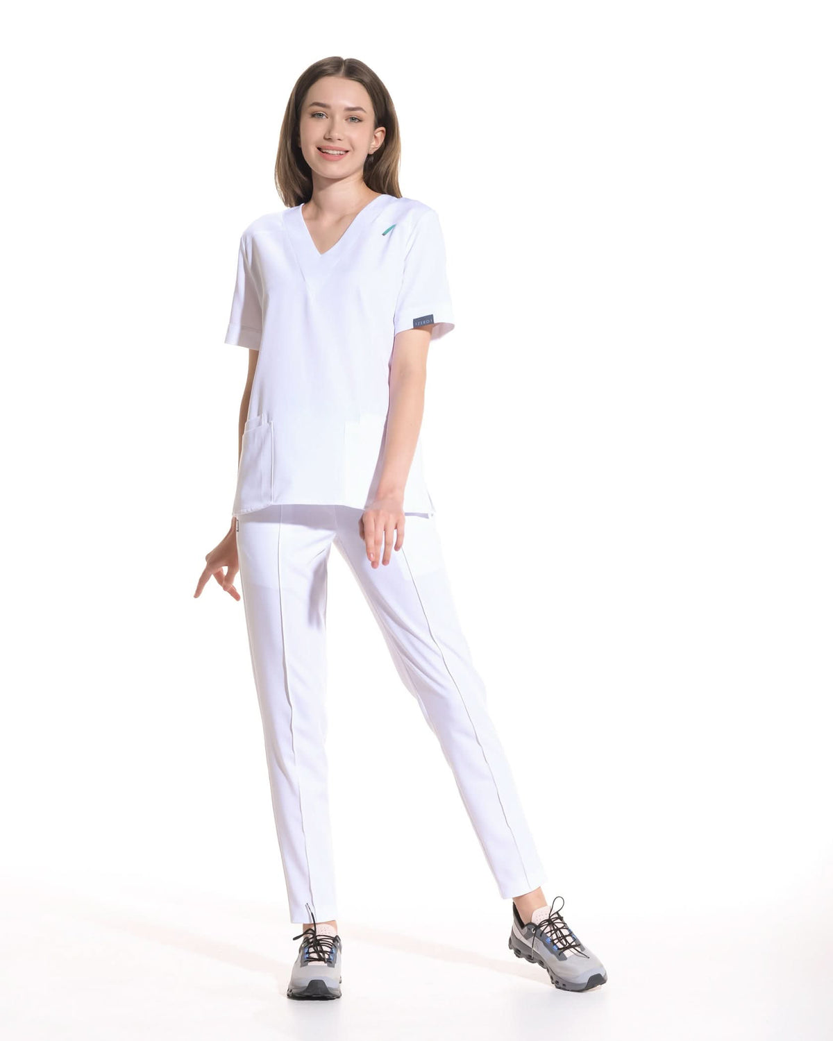 Costum medical CLASIC alb - vedere frontala, set complet bluza si pantaloni
