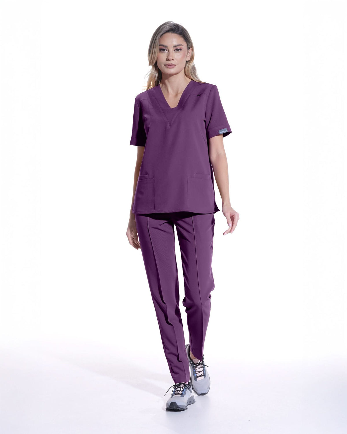 Costum medical clasic Plum - vedere frontala, model in mers cu bluza V si pantaloni drepti