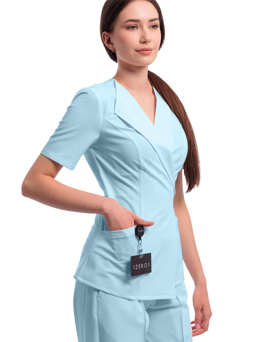 Costum medical dama STUDIO Blue - detaliu bluza cu mana in buzunar si ecuson