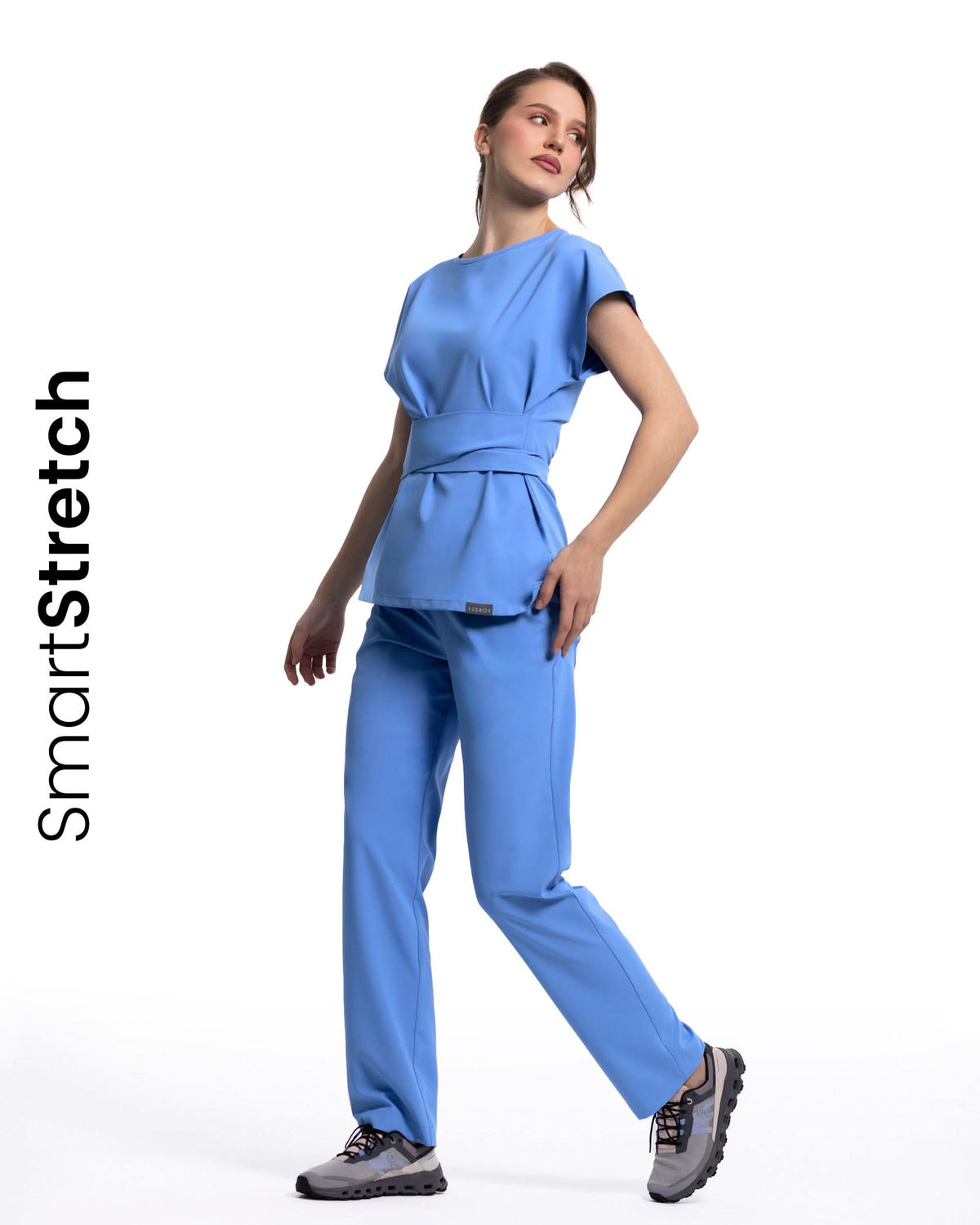 Costum medical Style ciel - vedere frontala, ansamblu complet cu top si pantaloni drepti