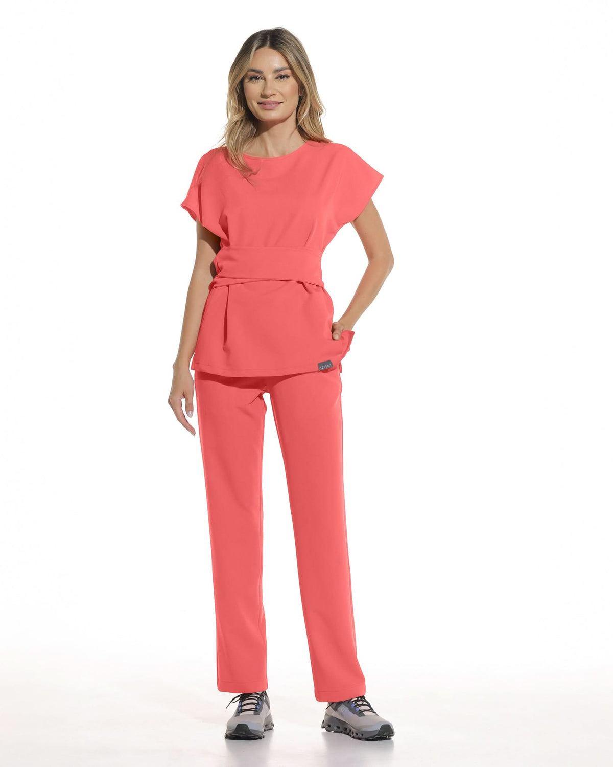 Costum medical style salmon - vedere frontala, set complet bluza si pantalon