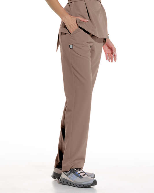 Pantaloni medicali LINEA cappuccino - detaliu buzunar lateral si eticheta brand